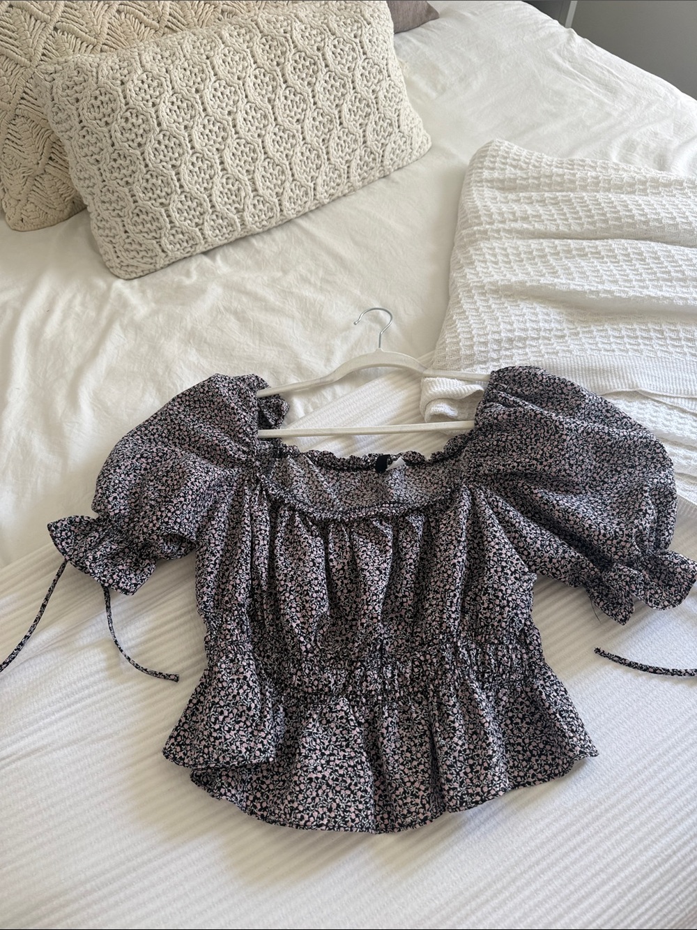 Smocked Puff Sleeve Floral Top in Black